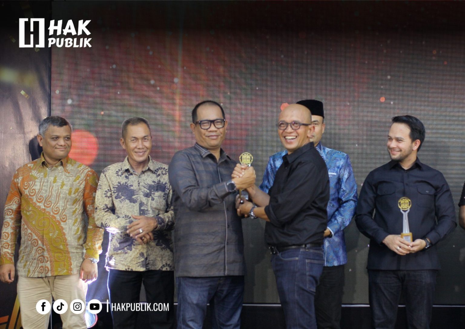 Zulfikar Menerima Award